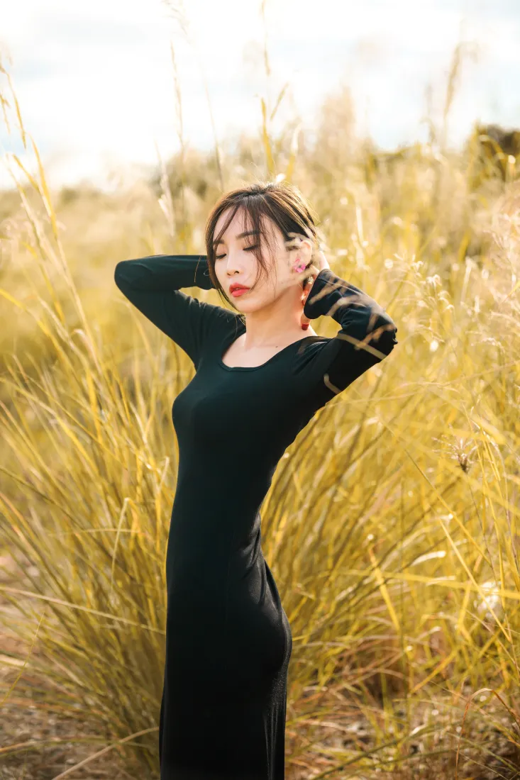 黑衣美女手机壁纸｜秋日草地背景图片 - 户外写真「哲风壁纸」