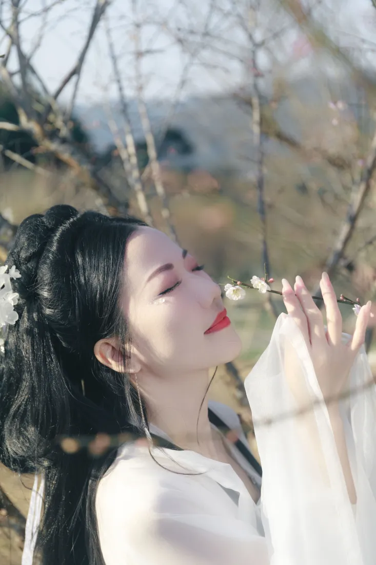 古风女子手机壁纸｜户外背景图片 - 白衣花枝「哲风壁纸」