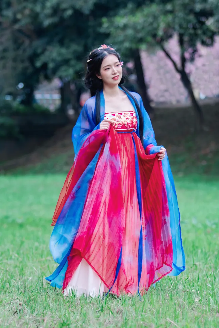 古风汉服女子手机壁纸｜户外草地背景图片 - 古典美「哲风壁纸」