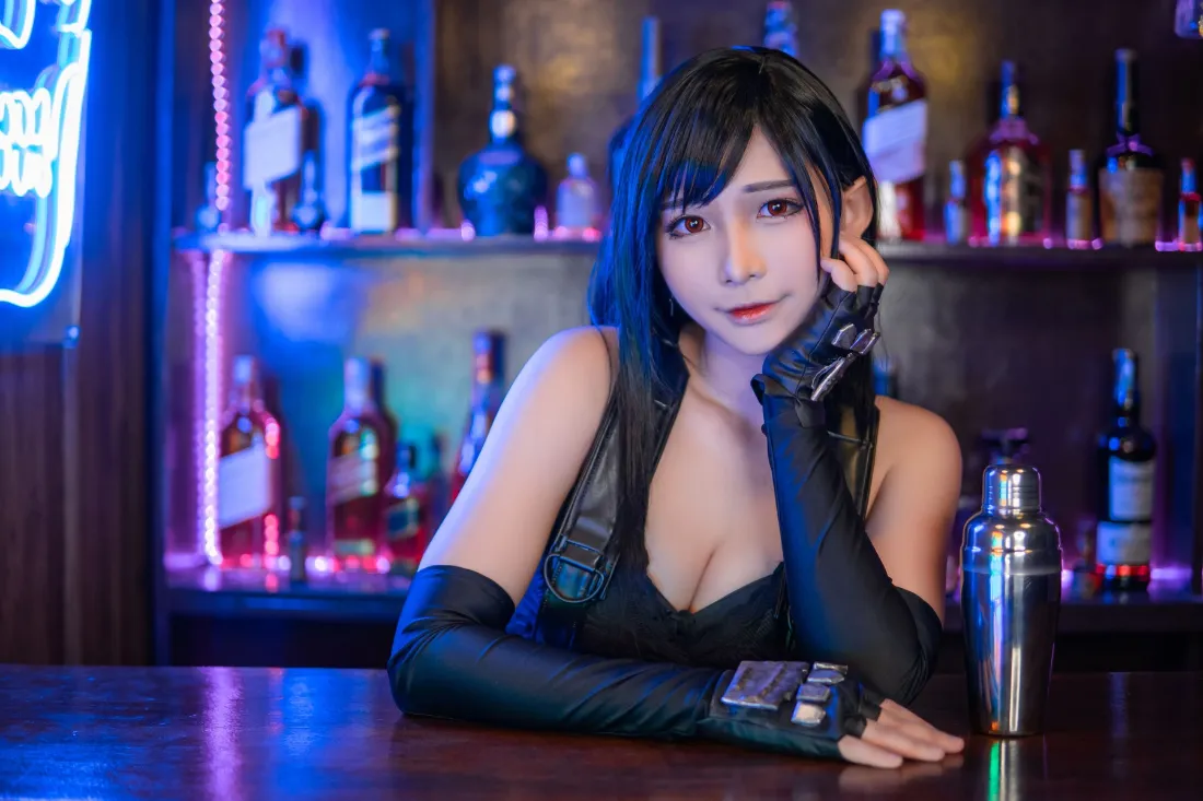 2k蒂法黑衣美女壁纸｜酒吧背景图片 - 紫色鸡尾酒「哲风壁纸」