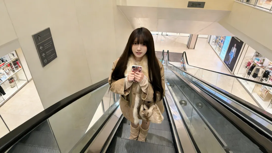 3k长发美女壁纸｜商场电梯背景图片 - 日常自拍「哲风壁纸」