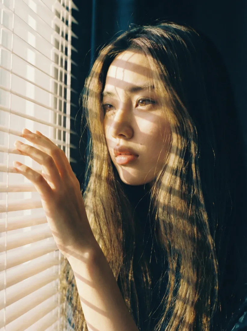 办公室光影手机壁纸｜百叶窗背景图片 - 阳光下长发女性「哲风壁纸」