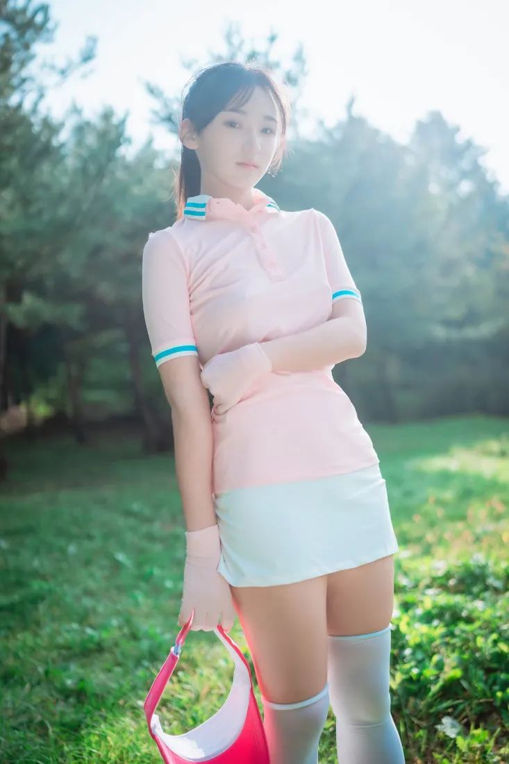 （户外女生手机壁纸｜草地背景图片 - 粉色上衣白短裙）「哲风壁纸」