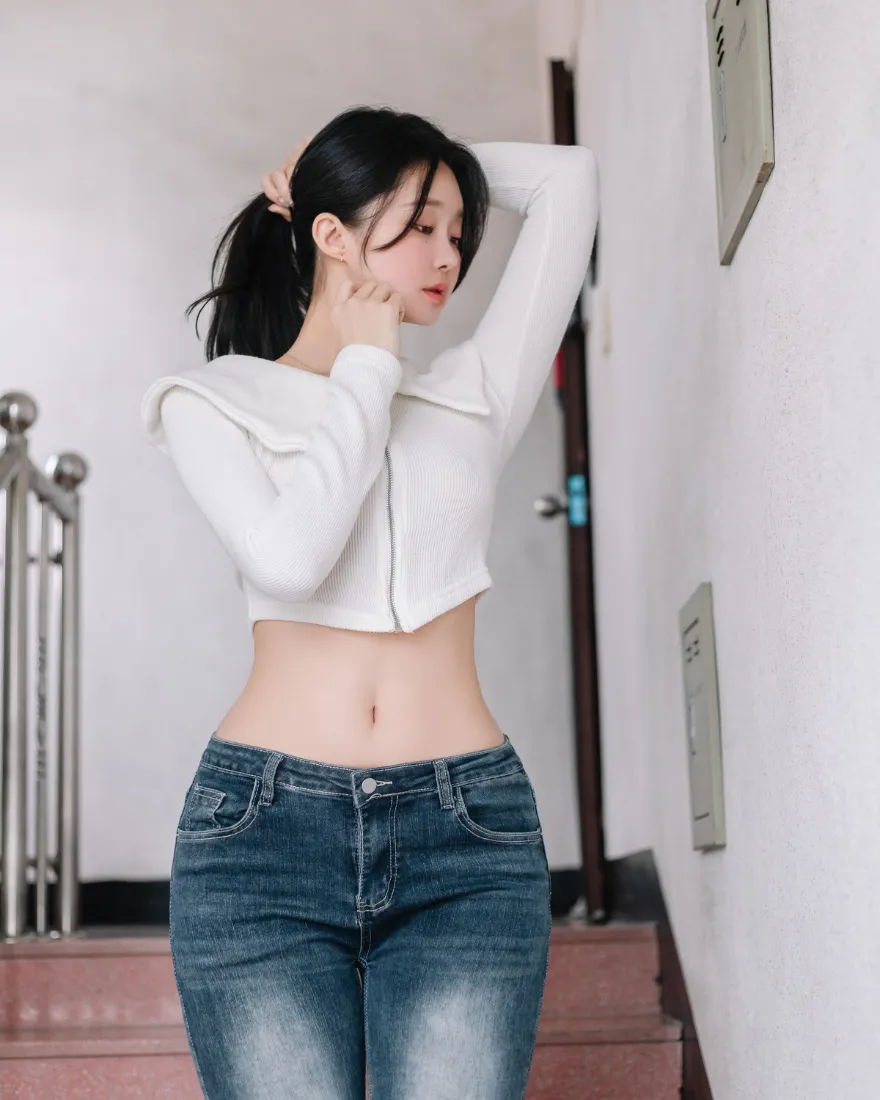 白衣露脐美女手机壁纸｜楼梯口背景图片 - 牛仔裤「哲风壁纸」