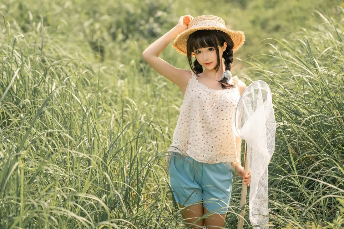 2k乡村小妹壁纸｜草地背景 - 夏日捕虫日常「哲风壁纸」