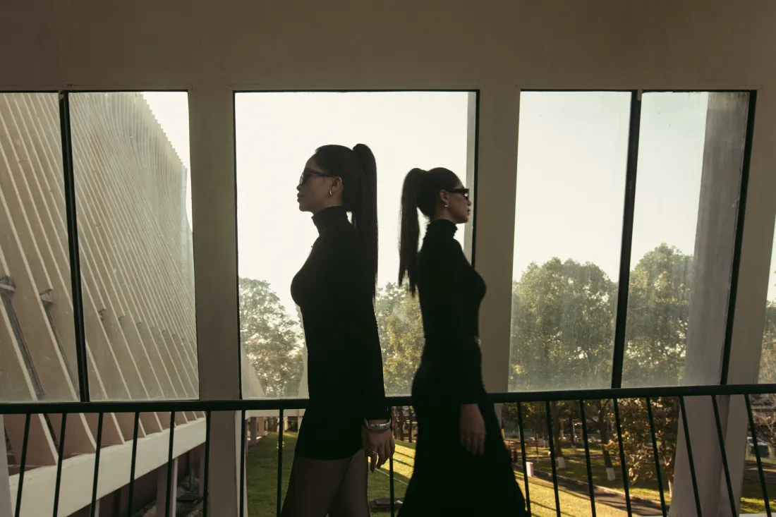 6k双马尾女性壁纸｜阳台背景图片 - 黑色穿搭「哲风壁纸」