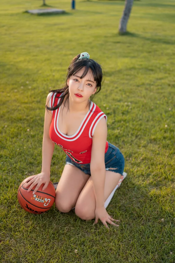 篮球少女手机壁纸｜草地背景图片 - 运动风「哲风壁纸」