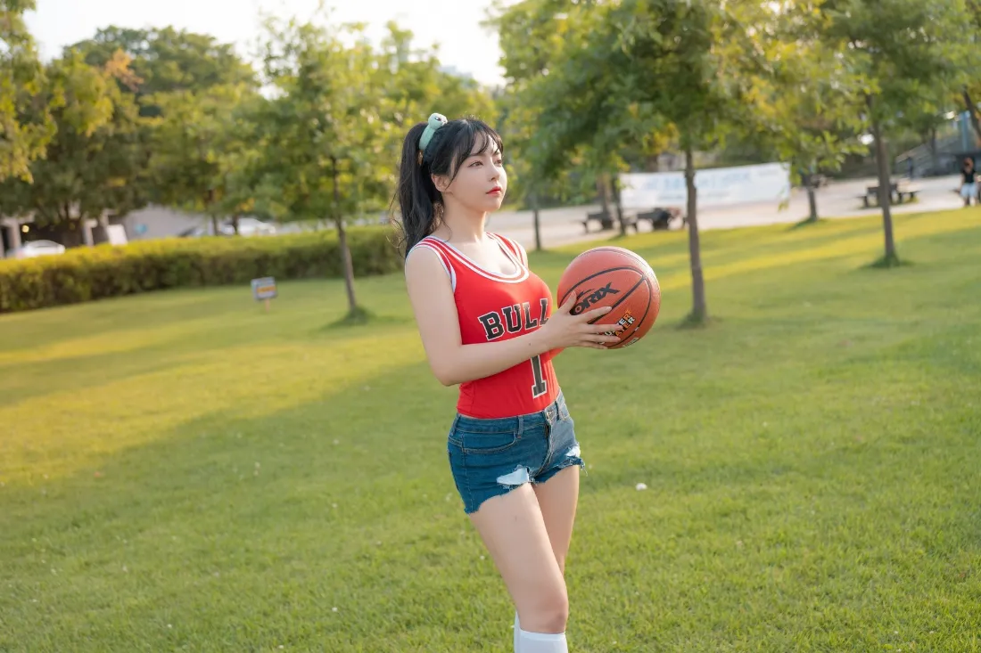 2k篮球女孩壁纸｜户外草坪背景图片 - 运动风「哲风壁纸」
