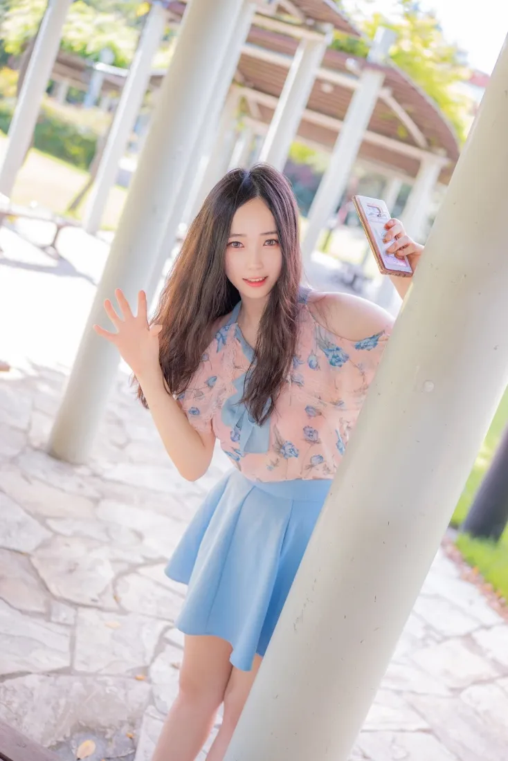 清新美女手机壁纸｜户外背景图片 - 碎花上衣「哲风壁纸」