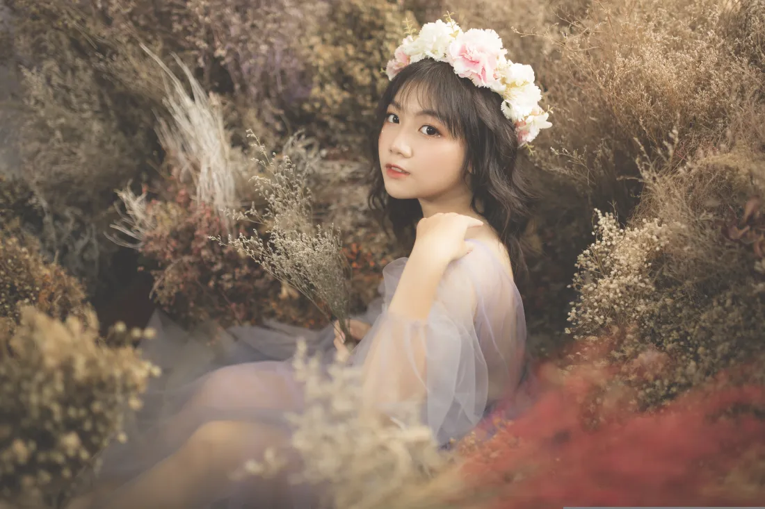 6k花环少女壁纸｜户外草地背景图片 - 森系写真「哲风壁纸」