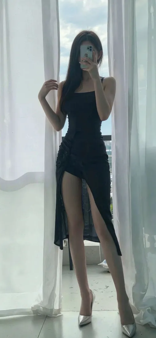 开叉黑裙美女手机壁纸｜室内窗边背景图片 - IOS风「哲风壁纸」