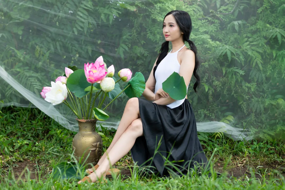 6k荷花美女壁纸｜户外绿草背景图片 - 清新治愈「哲风壁纸」