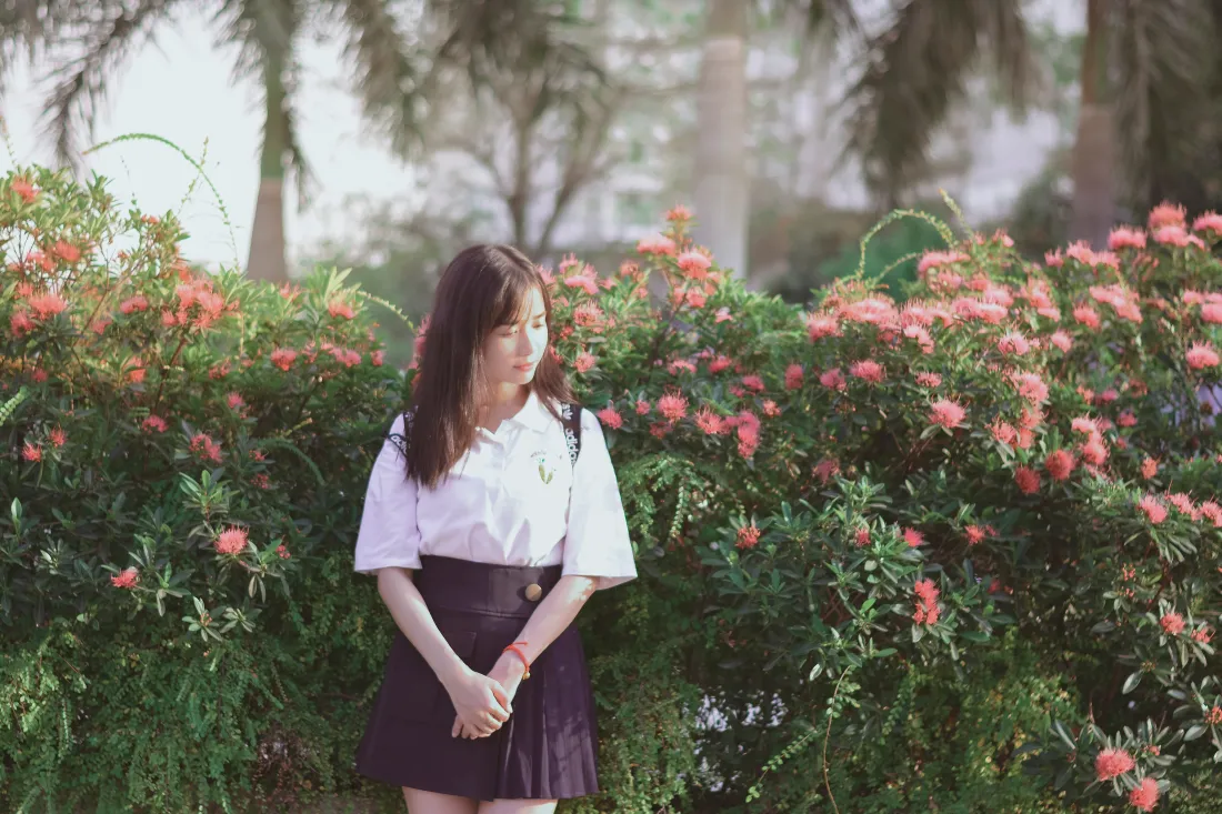 6k公园少女壁纸｜花丛绿植背景图片 - 清新户外「哲风壁纸」