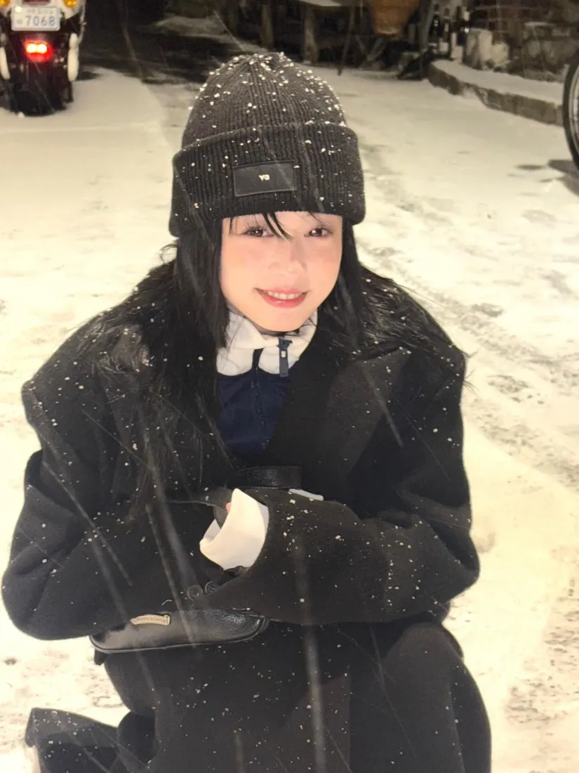 郑雅娴手机壁纸｜下雪街头背景图片 - 冬日治愈系甜美女「哲风壁纸」