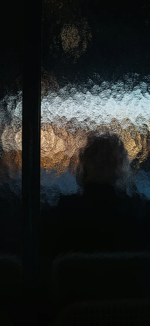 模糊人像手机壁纸｜磨砂玻璃背景图片 - 暗调氛围感「哲风壁纸」