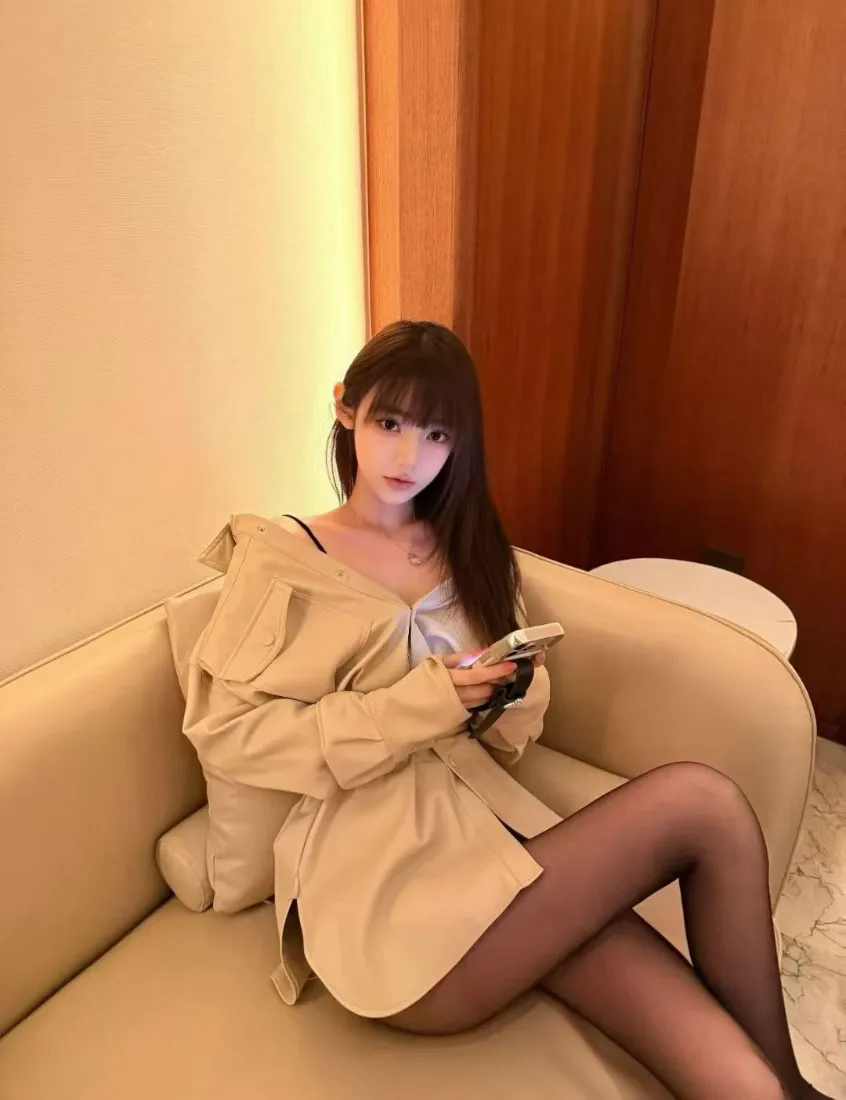 黑丝美女手机壁纸｜暖光沙发背景图片 - 手机专用「哲风壁纸」