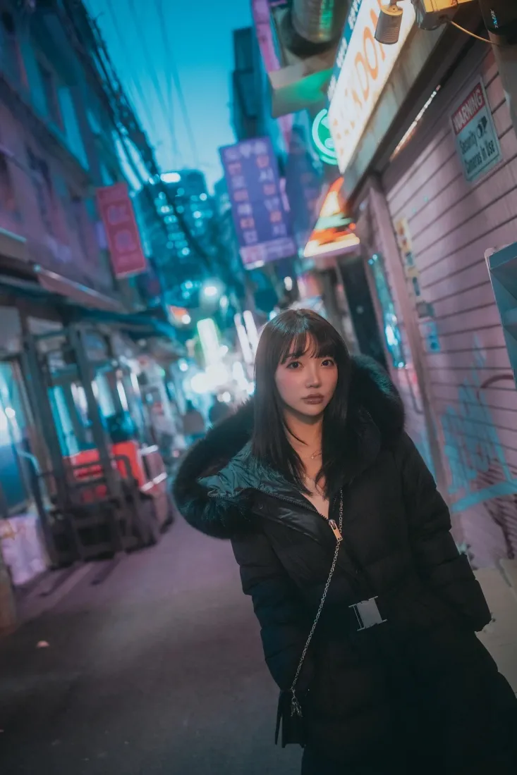 韩国街景手机壁纸｜霓虹夜晚背景图片 - 气质美女「哲风壁纸」