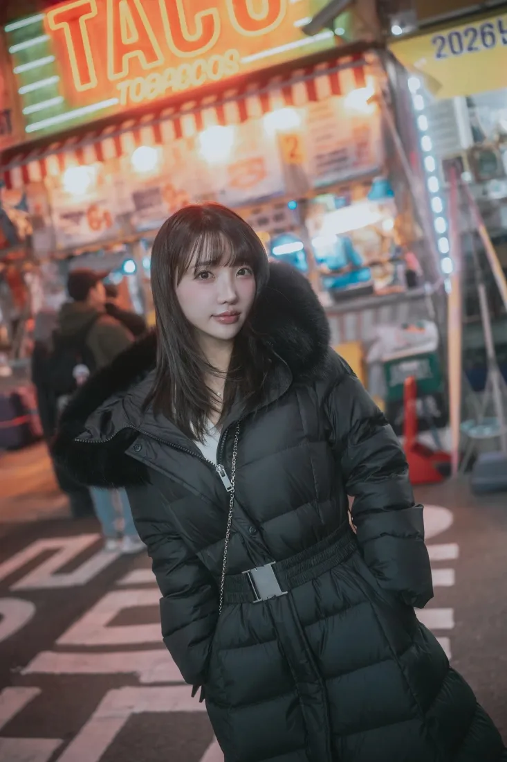 韩国美女手机壁纸｜夜市街道背景图片 - 冬季街拍「哲风壁纸」