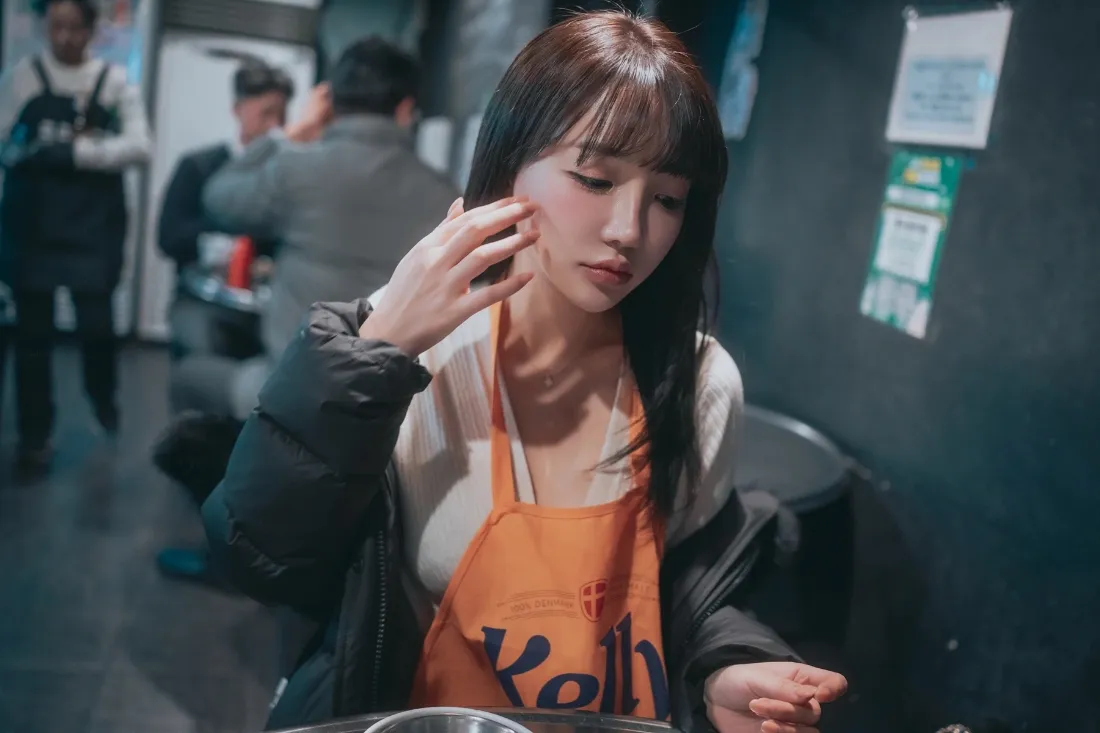 韩系美女手机壁纸｜火锅店背景图片 - 休闲就餐氛围感「哲风壁纸」