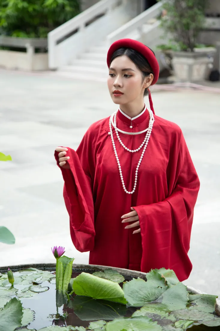 红衣美女手机壁纸｜荷塘庭院背景图片 - 古风审美「哲风壁纸」