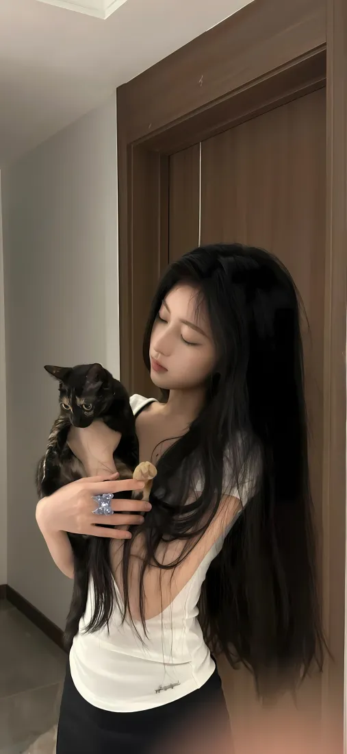 黑长直美女手机壁纸｜居家背景图片 - 怀抱可爱小猫「哲风壁纸」