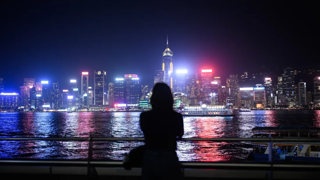 4k维多利亚港壁纸｜城市夜景背景图片 - 人物剪影「哲风壁纸」