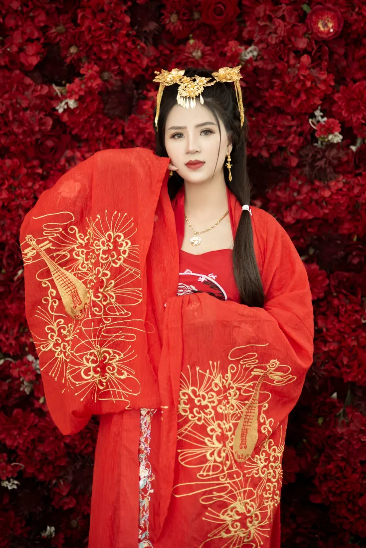 古风红衣女子手机壁纸｜红色繁花背景图片 - 中式婚服「哲风壁纸」