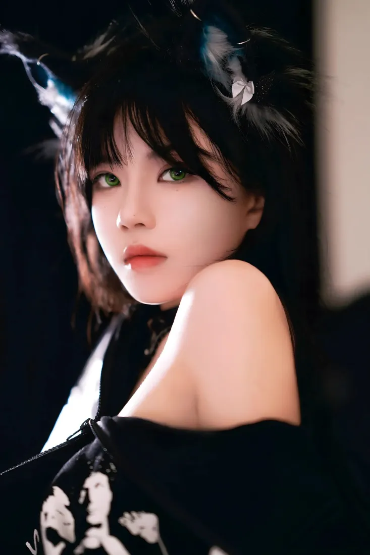 猫耳御姐手机壁纸｜深色背景图片 - 绿瞳性感美女「哲风壁纸」