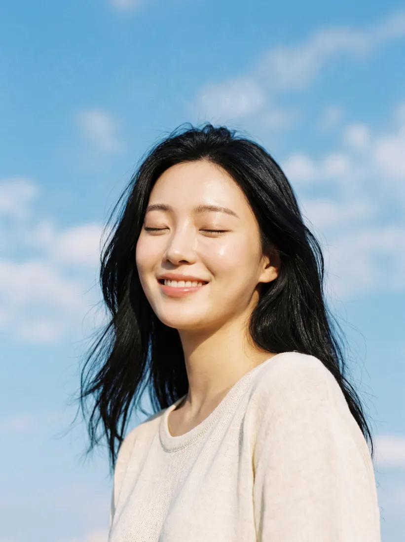 清新黑发少女手机壁纸｜蓝天白云背景图片 - 治愈阳光「哲风壁纸」