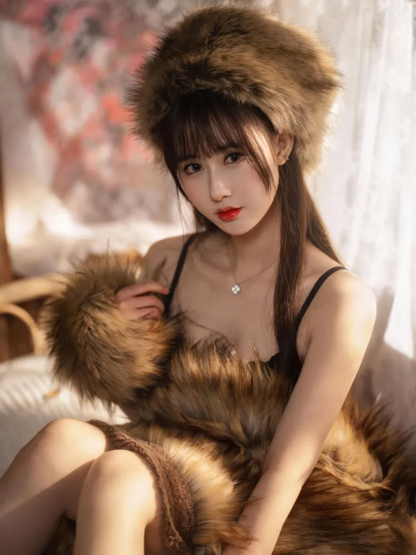 皮草美女手机壁纸｜暖光室内背景图片 - 气质写真「哲风壁纸」