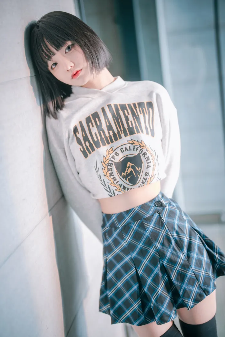短发少女手机壁纸｜街拍背景图片 - 格纹短裙「哲风壁纸」