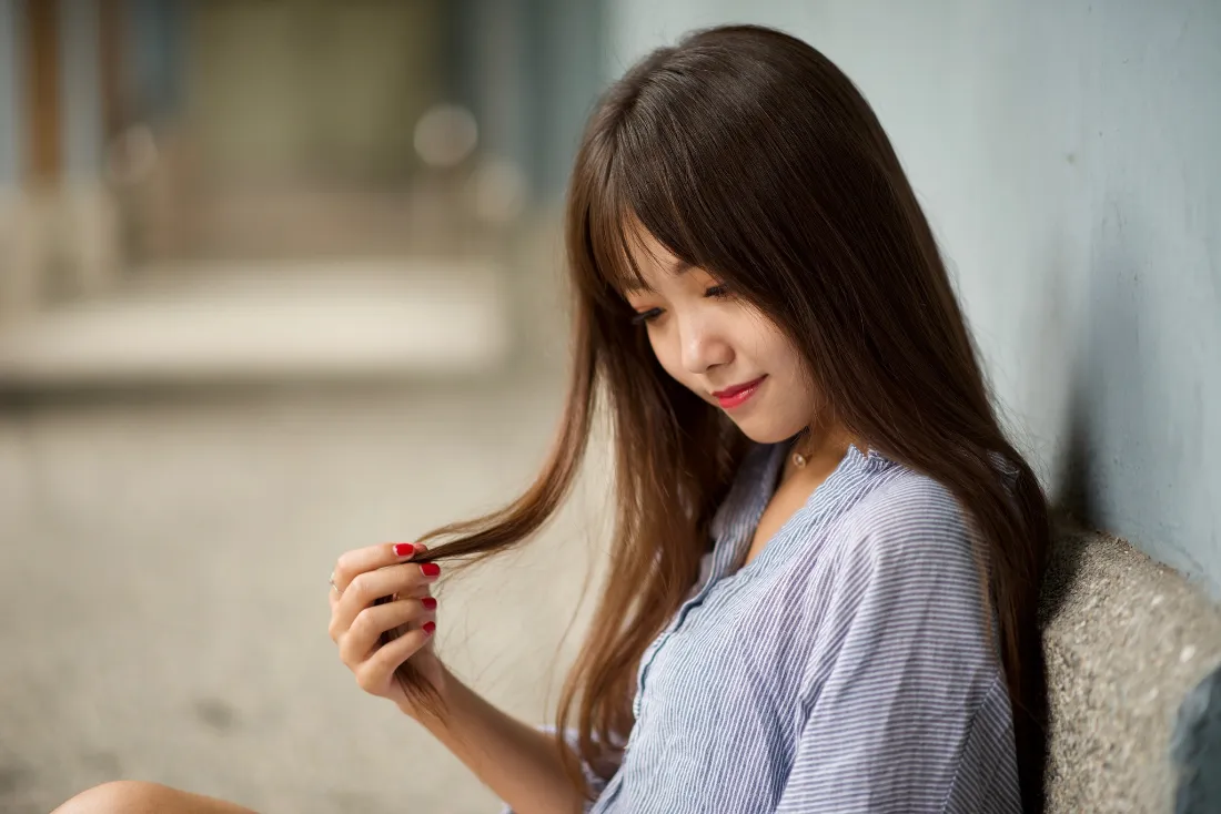2k长发少女壁纸｜走廊背景图片 - 清新校园「哲风壁纸」
