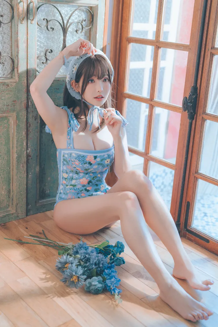 碎花泳装美女手机壁纸｜室内原木背景图片 - 清新少女「哲风壁纸」