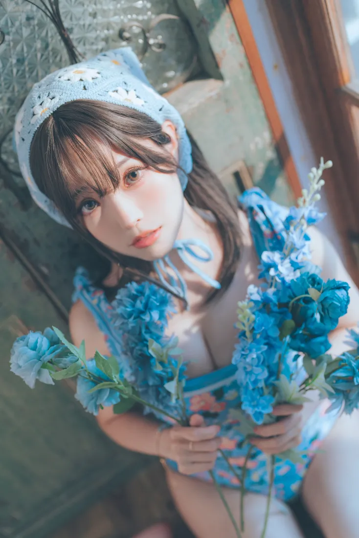 泳装美女手机壁纸｜清新蓝色背景图片 - 蓝花少女「哲风壁纸」