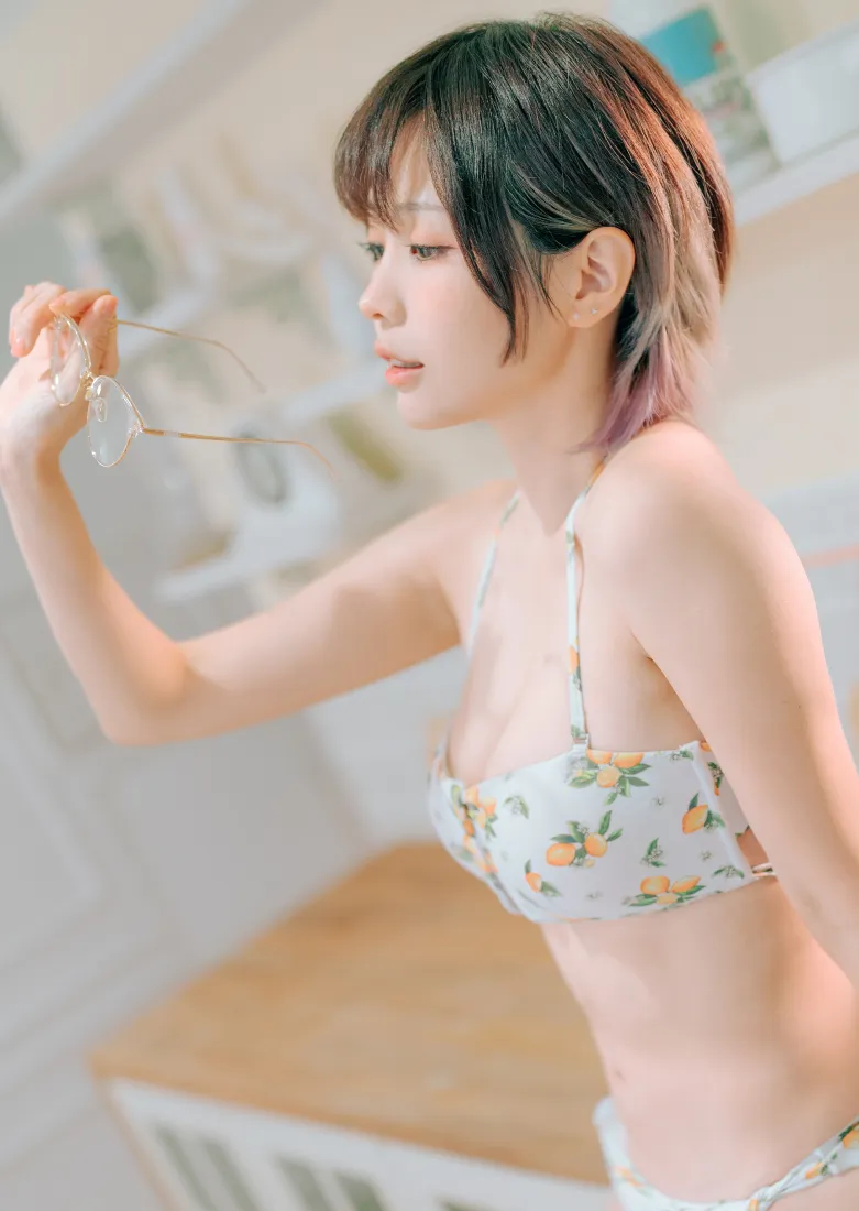 泳装美女手机壁纸｜清新室内背景图片 - 短发少女「哲风壁纸」