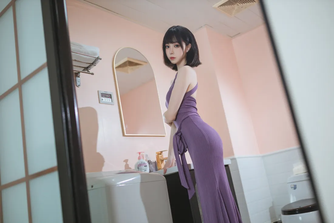 6k紫裙美女壁纸｜浴室对镜背景图片 - 性感大长腿「哲风壁纸」