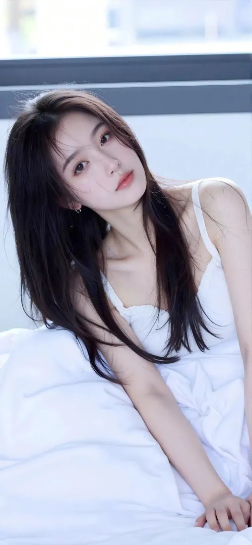 清纯美女手机壁纸｜简约室内背景图片 - 长发少女「哲风壁纸」