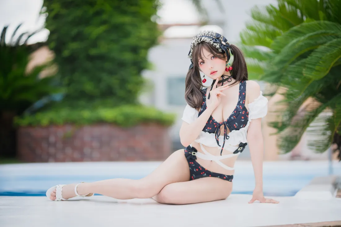 2k双马尾少女壁纸｜户外泳池背景图片 - 夏日写真「哲风壁纸」