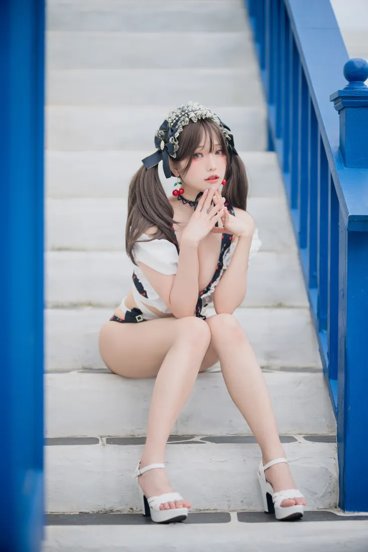 双马尾少女手机壁纸｜楼梯蓝框背景图片 - 气质美女「哲风壁纸」