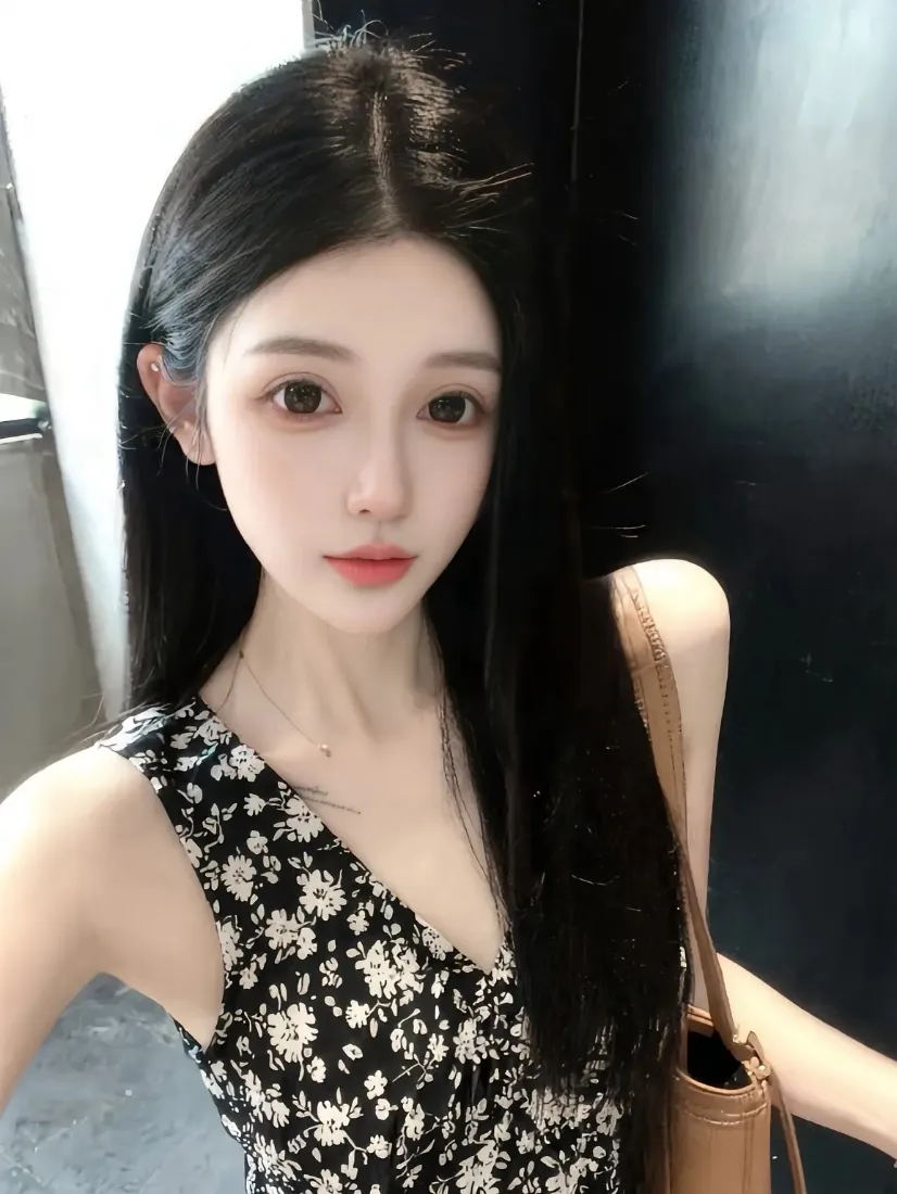 清纯美女手机壁纸｜室内穿搭背景图片 - 碎花吊带裙「哲风壁纸」