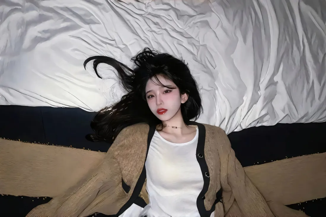 3k黑发美女壁纸｜床上背景图片 - 慵懒随性「哲风壁纸」