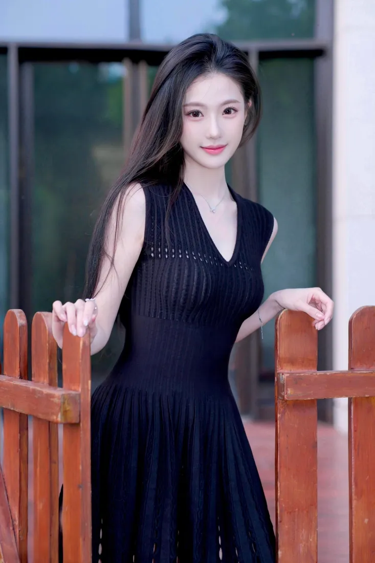 气质美女手机壁纸｜户外街拍背景图片 - 黑色长裙「哲风壁纸」