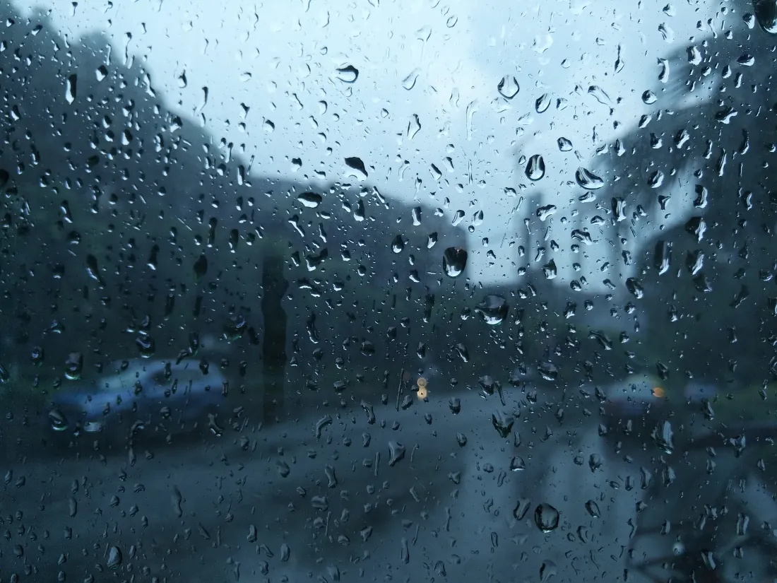 4k雨天壁纸｜蓝调背景图片 - 车窗街景「哲风壁纸」