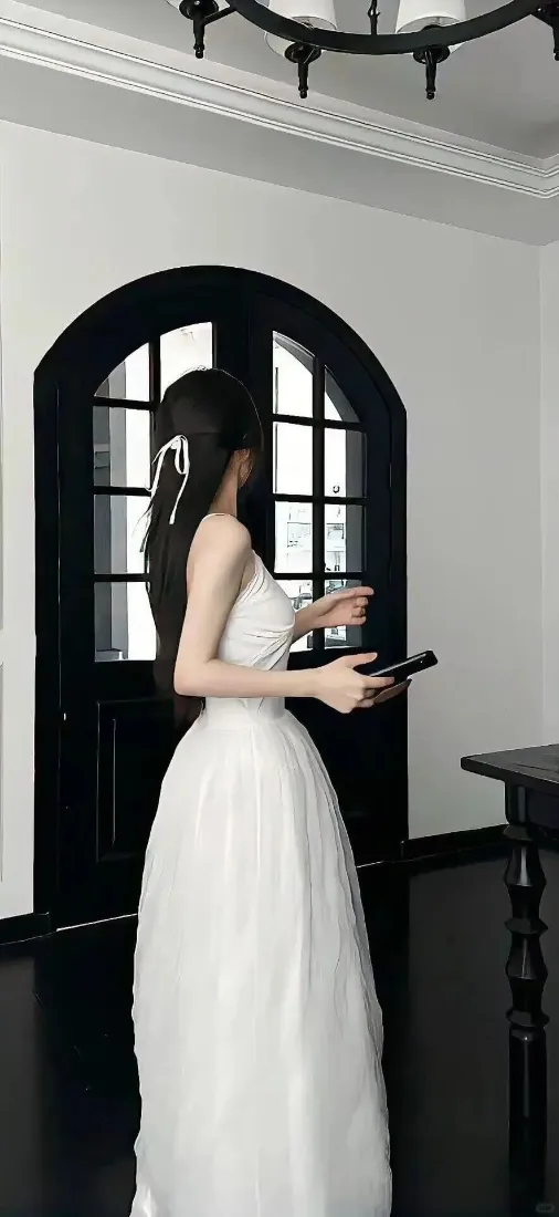 简约氛围感美女手机壁纸｜黑白风背景图片 - 白色长裙「哲风壁纸」