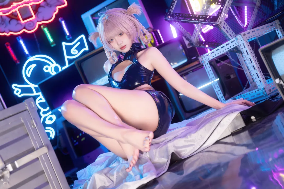 8k粉发少女cosplay壁纸｜霓虹赛博背景图片 - 黑紧身皮裤「哲风壁纸」