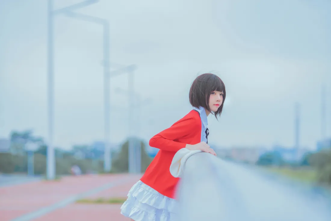 8k桜桃喵加藤惠壁纸｜户外背景图片 - 红色制服cosplay「哲风壁纸」