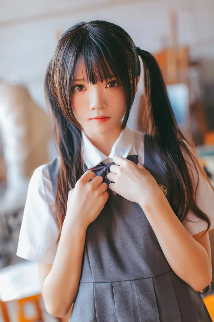 桜桃喵手机壁纸｜灰色jk背景图片 - 双马尾少女「哲风壁纸」