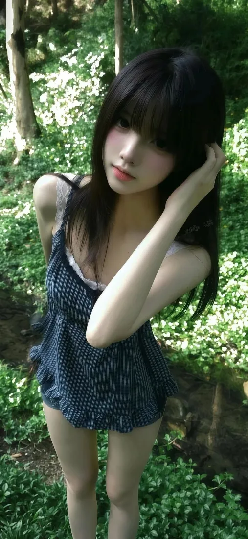 黑发美女手机壁纸｜树林背景图片 - 户外清新写真「哲风壁纸」