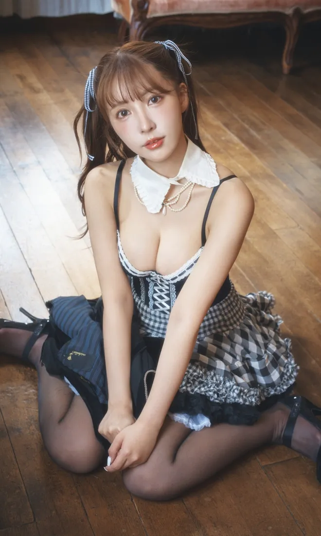 双马尾少女手机壁纸｜室内木地板背景图片 - 甜美女仆风写真「哲风壁纸」