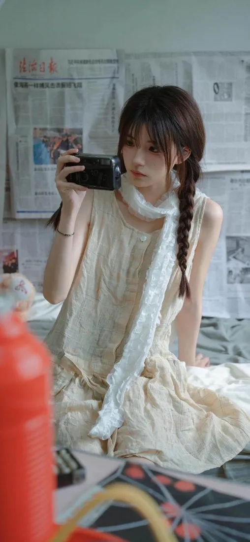 麻花辫少女手机壁纸｜居家穿搭背景图片 - 氛围感拍照「哲风壁纸」